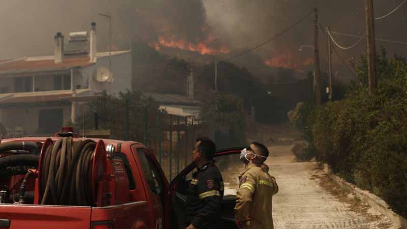 Гърция се бори с пожара на о. Лесбос